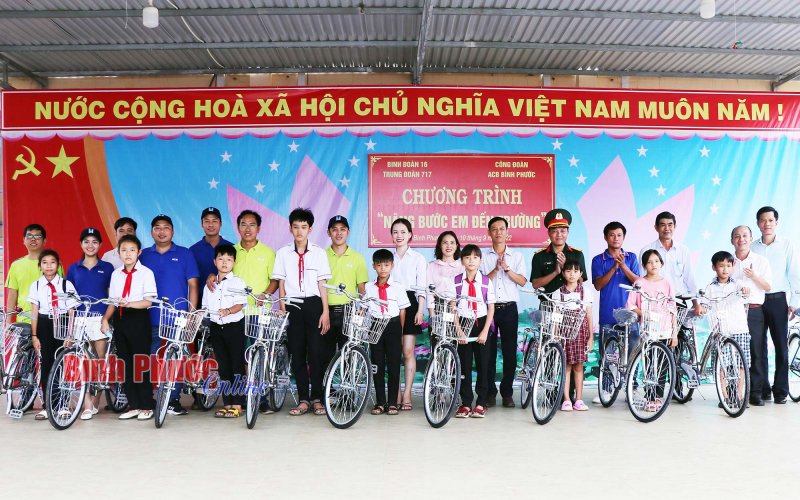 110 em học sinh có hoàn cảnh khó khăn được nhận thẻ BHYT và xe đạp