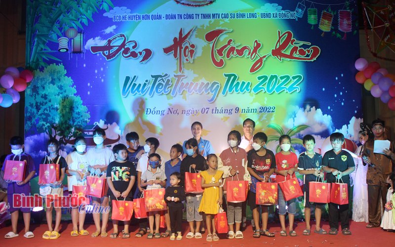 1.200 phần quà tặng thiếu nhi xã Đồng Nơ