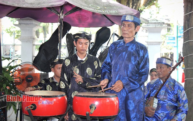 Ấm c&uacute;ng lễ tri &acirc;n Tổ nghiệp của Chi hội Đờn ca t&agrave;i tử