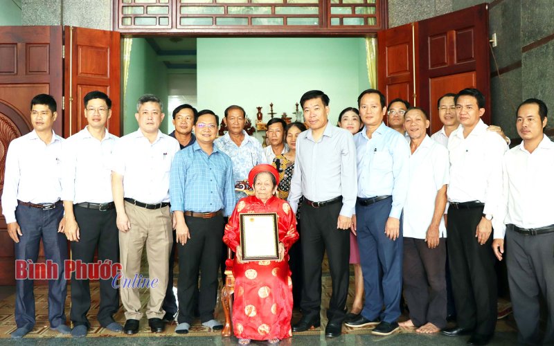 Bí thư Tỉnh ủy Nguyễn Mạnh Cường thăm, chúc thọ, tặng quà người cao tuổi