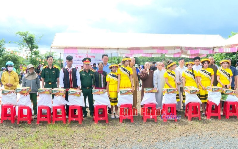 Bình Phước: 1.300 phần quà tặng các hộ khó khăn và trẻ em nghèo