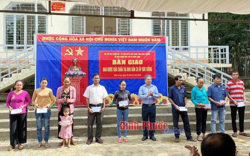Bình Phước: Bàn giao 23 nhà đại đoàn kết và Nhà văn hóa ấp Sóc Giếng