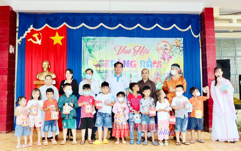 Bình Phước: Các chùa phối hợp tổ chức vui tết Trung thu và tặng quà cho người nghèo
