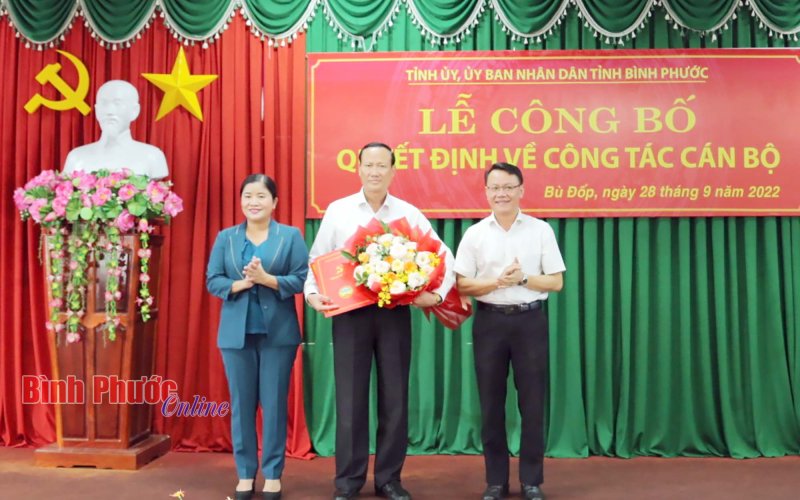 Bình Phước: Trao quyết định điều động cán bộ