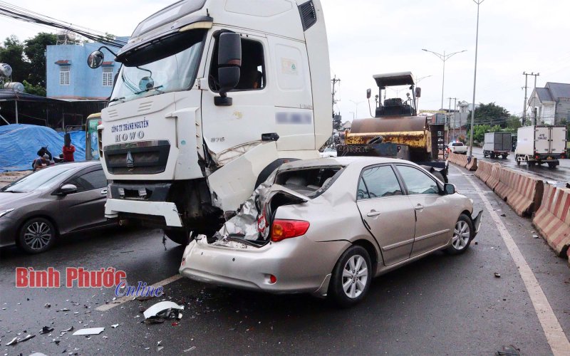 Bình Phước: Xe đầu kéo tông xe 5 chỗ, 1 người bị thương
