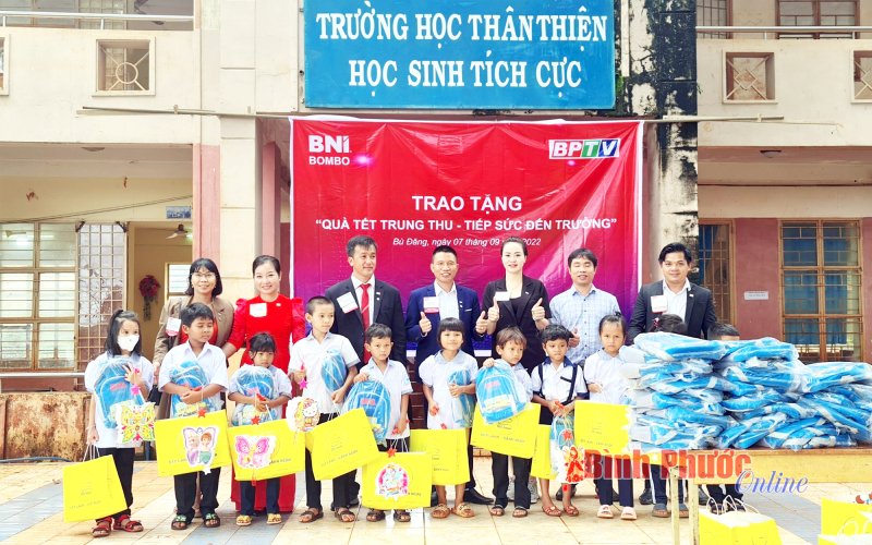 BNI BomBo trao “quà tết Trung thu - tiếp sức đến trường”