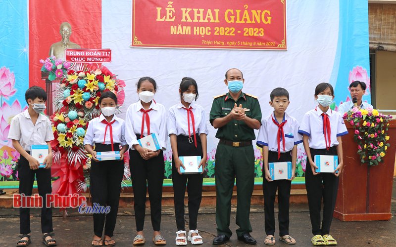 Bộ đội biên phòng Bình Phước 'nâng bước em đến trường'