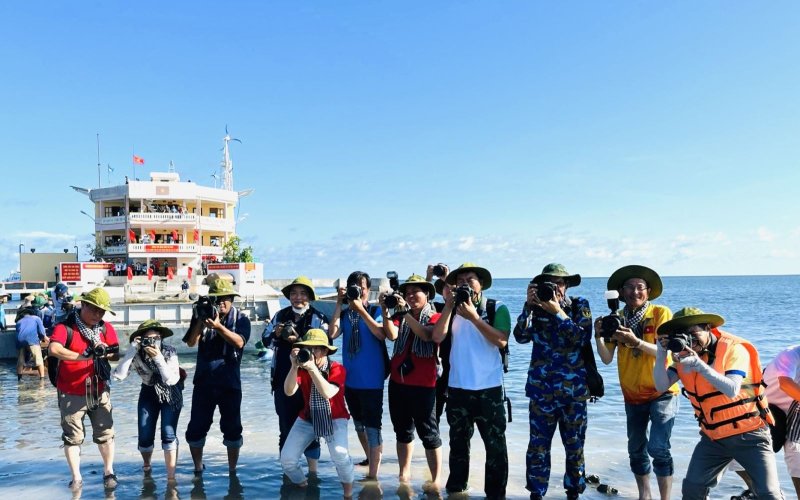 Bỏ quy định trình độ ngoại ngữ, tin học với phóng viên, biên tập viên