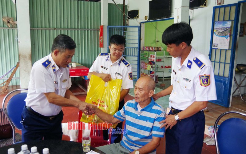 Bộ Tư lệnh Vùng Cảnh sát biển 3 đồng hành với ngư dân huyện Côn Đảo