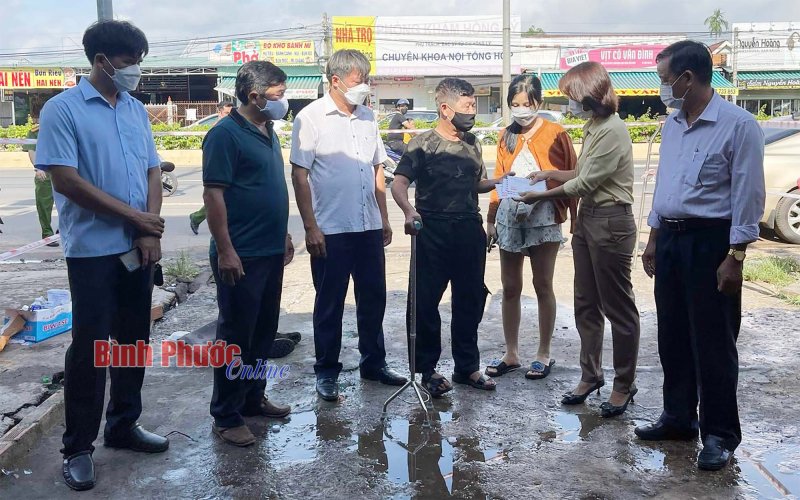 Chia sẻ nỗi đau với gia đình bị cháy nhà thương tâm