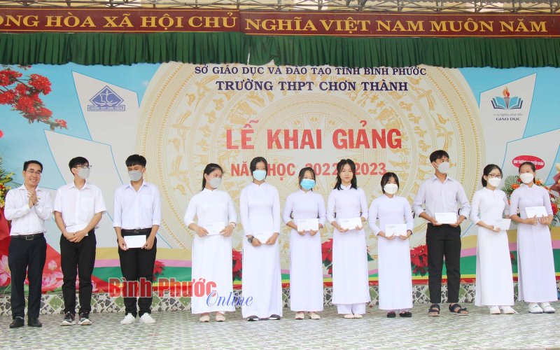 Chơn Thành: Nhiều suất học bổng tặng học sinh vượt khó, học tốt