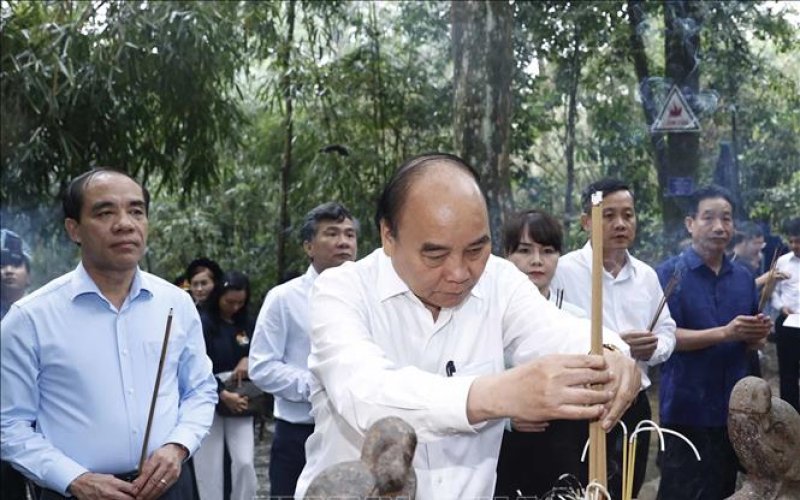 Chủ tịch nước Nguyễn Xuân Phúc dâng hương tại Khu di tích Quốc gia đặc biệt Tân Trào
