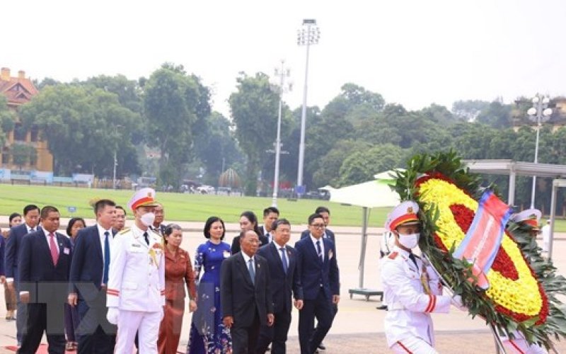 Chủ tịch Quốc hội Campuchia vào Lăng viếng Chủ tịch Hồ Chí Minh