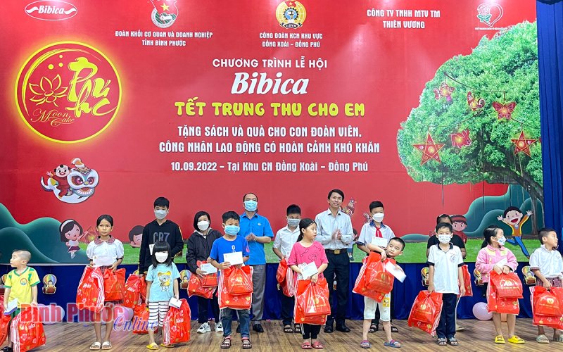 Con công nhân vui tết Trung thu