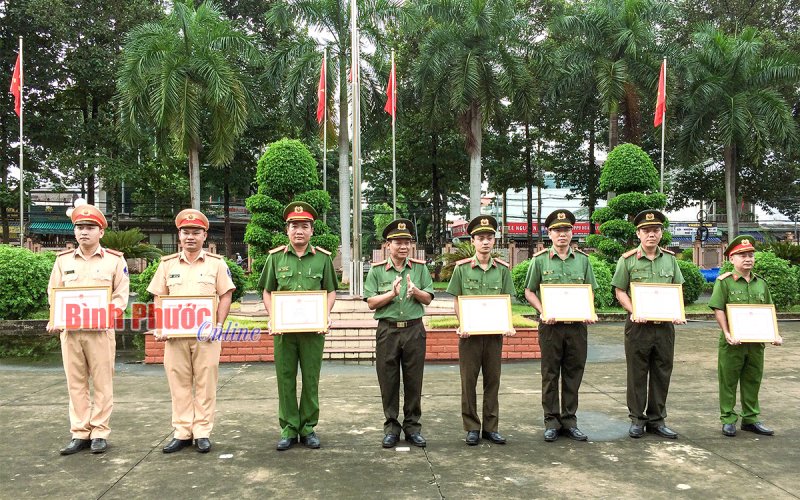 Công an tỉnh Bình Phước khen thưởng đột xuất 7 cá nhân