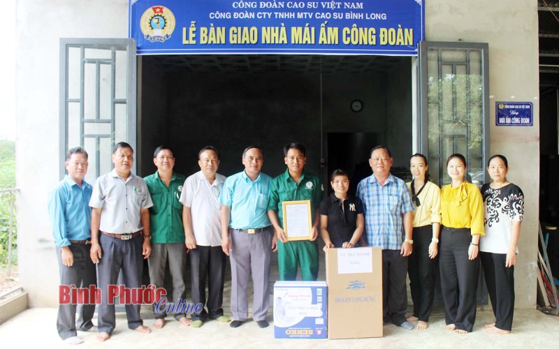 Công đoàn Cao su Bình Long trao tặng nhà Mái ấm Công đoàn