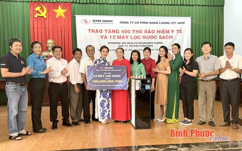 Công ty cổ phần Năng lượng Lộc Ninh trao 400 thẻ BHYT và 12 máy lọc nước sạch