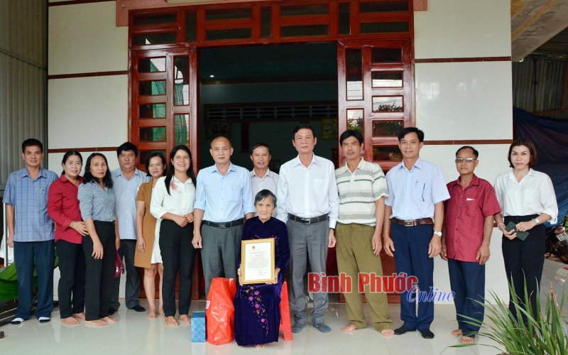 Đoàn công tác tỉnh Bình Phước thăm, tặng quà người cao tuổi