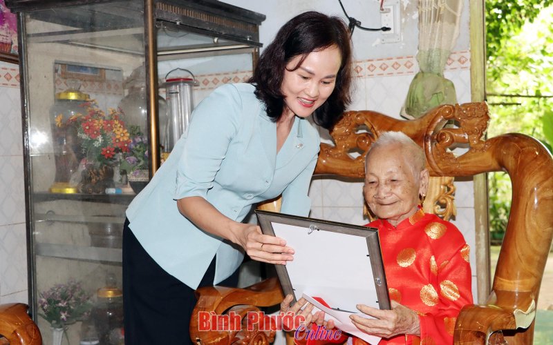 Đoàn công tác tỉnh Bình Phước thăm, tặng quà người cao tuổi tại Đồng Phú