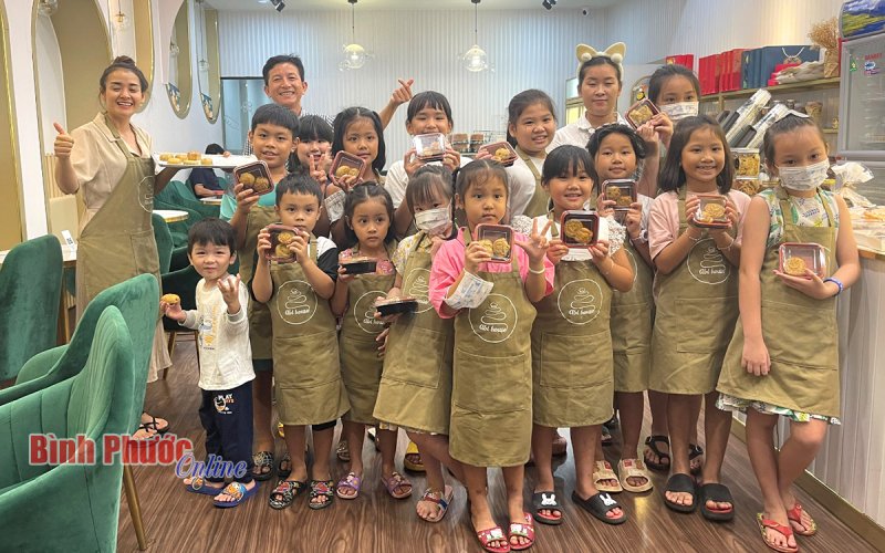 Em làm bánh nướng đón trăng