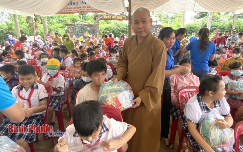 Hàng trăm phần quà đến với học sinh Bù Gia Mập