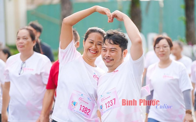 Hơn 500 y, bác sĩ cùng nhau “Đi bộ vì trái tim khỏe"