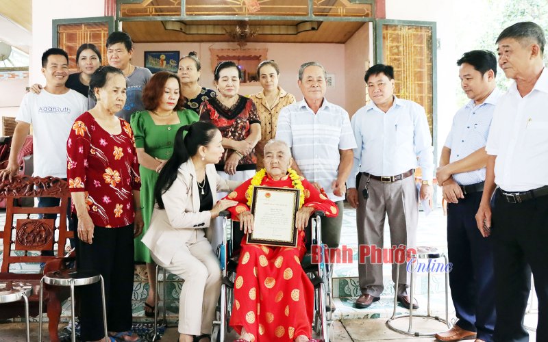 Lãnh đạo tỉnh mừng thọ, tặng quà người cao tuổi huyện Chơn Thành