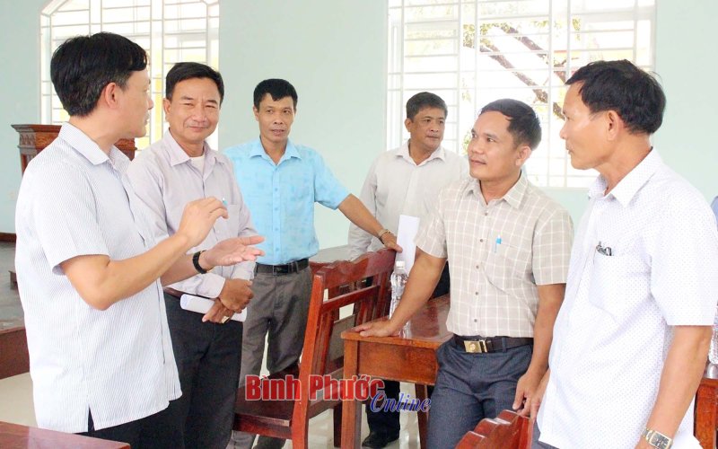 Lấy ý kiến nhân dân về làm đường dọc Sông Bé đoạn qua huyện Phú Riềng