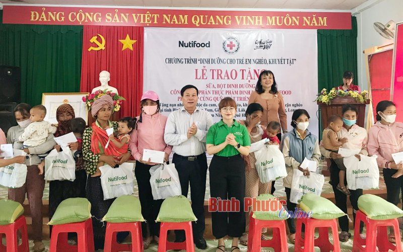 Nhiều phần quà đến với trẻ em nghèo, khuyết tật ở Lộc Ninh