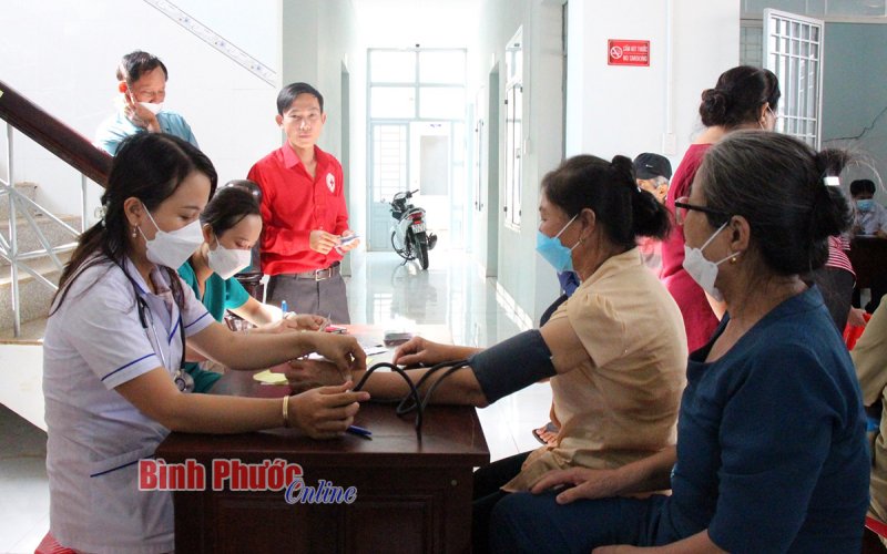 Phú Riềng: Người dân được khám sàng lọc và phẫu thuật mắt miễn phí