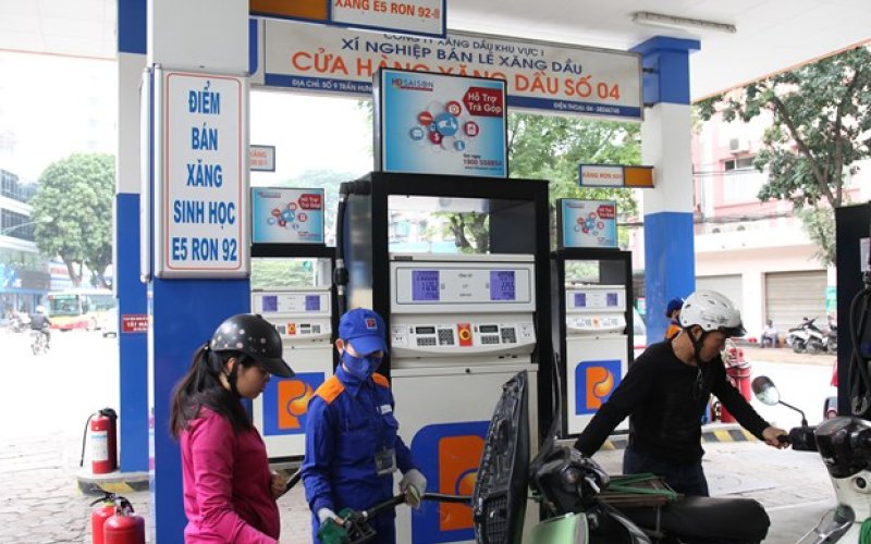 Sau 2 lần giảm liên tiếp, giá xăng RON95-III về ngưỡng 23.215 đồng