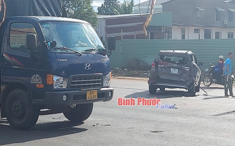 Tai nạn giao thông liên hoàn khiến 2 người bị thương