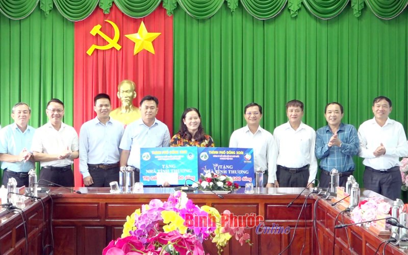 Thành ủy Đồng Xoài hỗ trợ 160 triệu đồng xây nhà tình thương cho huyện Bù Đốp