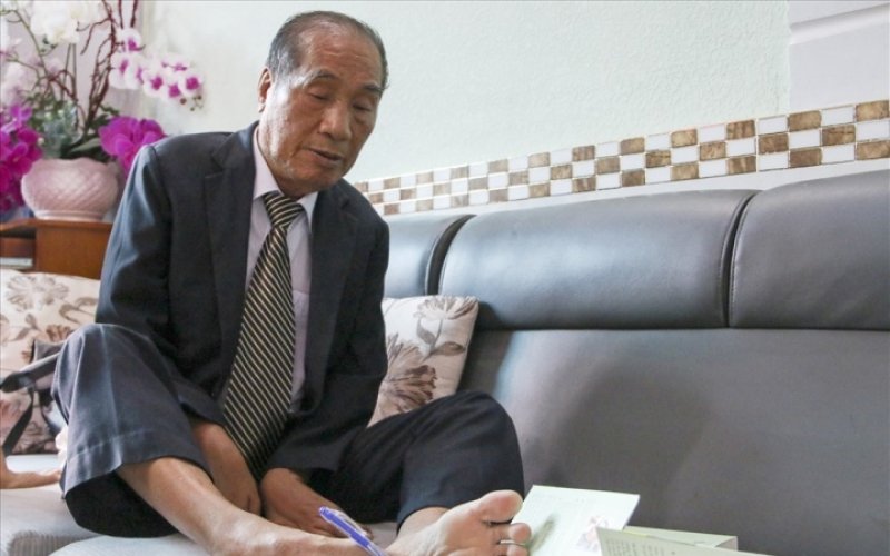 Thầy giáo viết chữ bằng chân Nguyễn Ngọc Ký qua đời