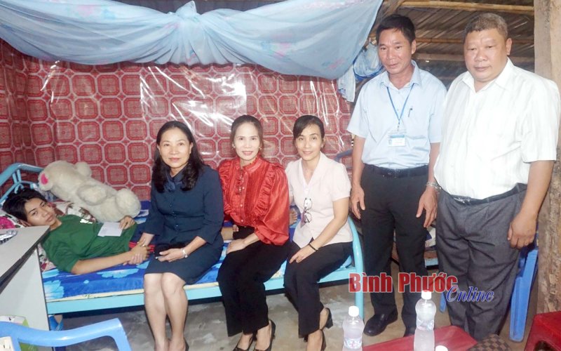 Thị xã Bình Long trao 87 triệu đồng hỗ trợ học sinh bị tai nạn giao thông