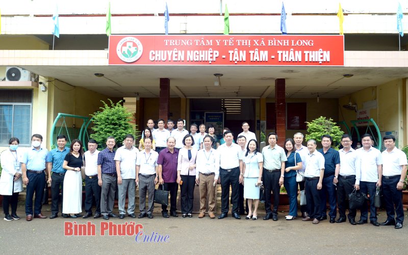 Thứ trưởng Bộ Y tế Đỗ Xu&acirc;n Tuy&ecirc;n thăm v&agrave; l&agrave;m việc tại thị x&atilde; B&igrave;nh Long