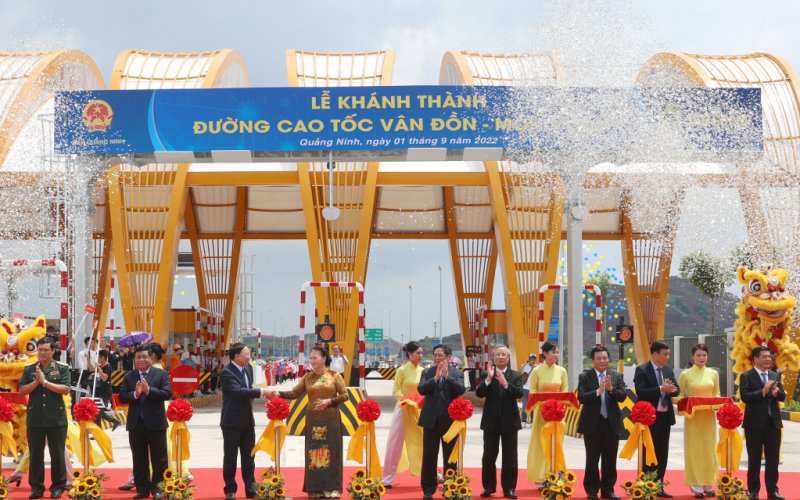 Thủ tướng Phạm Minh Chính cắt băng khánh thành cao tốc Vân Đồn - Móng Cái