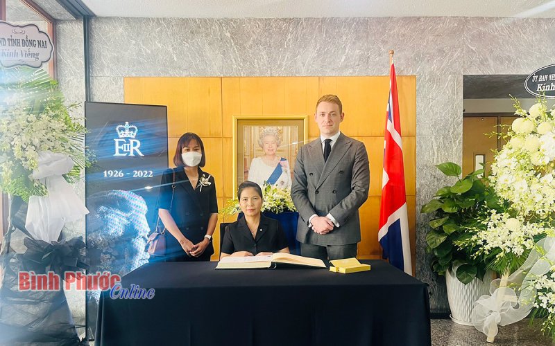 Tỉnh Bình Phước chia buồn và viết sổ tang Nữ hoàng Elizabeth II