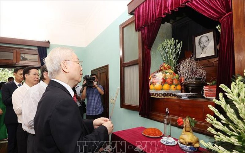 Tổng Bí thư dâng hương tưởng niệm Chủ tịch Hồ Chí Minh 