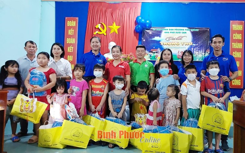 Trao 50 phần quà cùng em vui tết Trung thu