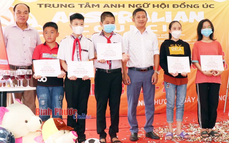 Trung tâm Anh ngữ Hội đồng Úc khai giảng và trao học bổng trị giá 375 triệu đồng cho học sinh