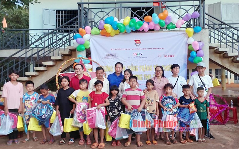 Trung thu yêu thương cùng trẻ em Phú Riềng