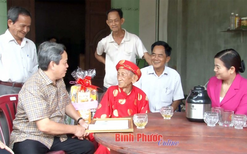 Trưởng ban Nội chính Tỉnh ủy thăm, tặng quà người cao tuổi huyện Hớn Quản