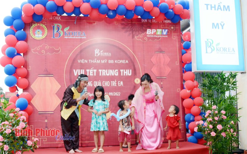 Viện thẩm mỹ BB Korea tổ chức vui Tết Trung thu, tặng quà cho trẻ em