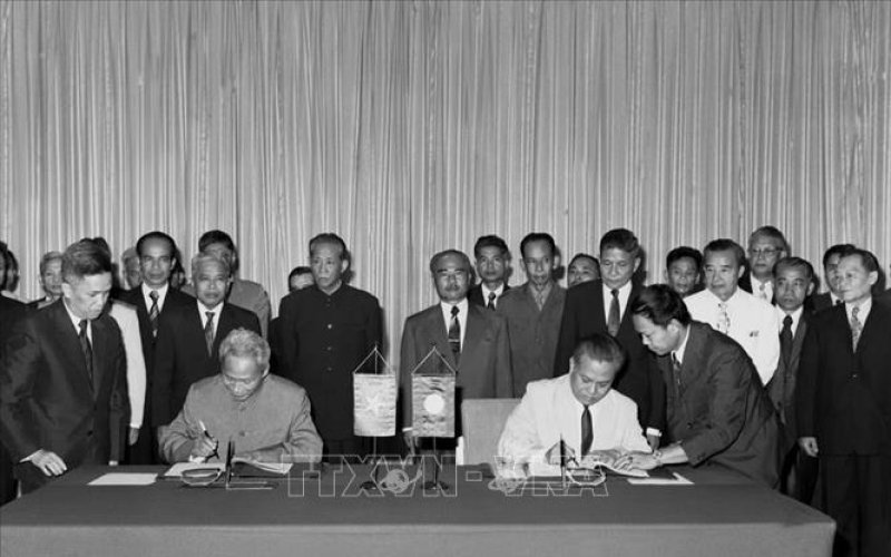 Việt Nam - Lào vững bước đồng hành trên con đường phát triển