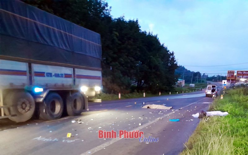 Xe tải va chạm xe máy: 2 thanh niên tử vong tại chỗ