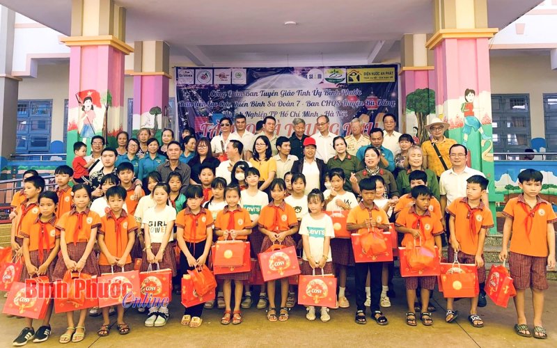 150 triệu đồng tặng quà trung thu cho học sinh xã Đức Liễu