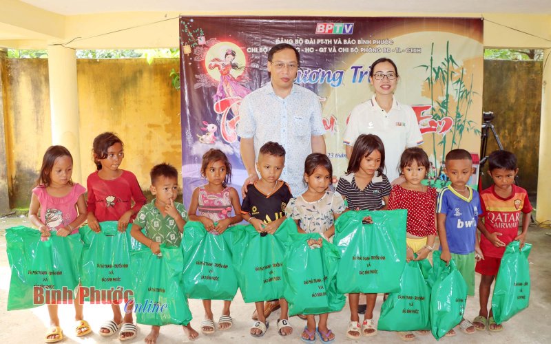 250 phần quà trung thu tặng trẻ em khó khăn xã Long Hà