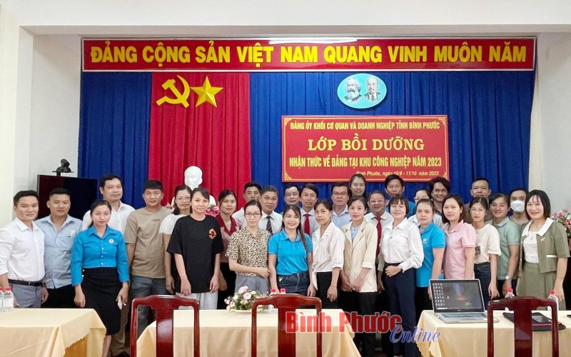 25 quần chúng ưu tú tham gia bồi dưỡng nhận thức về Đảng