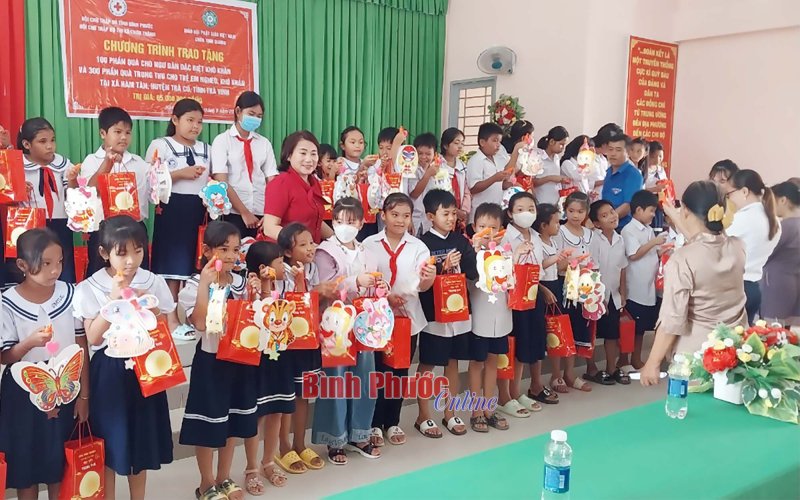 400 phần quà đến với ngư dân, học sinh khó khăn tỉnh Trà Vinh